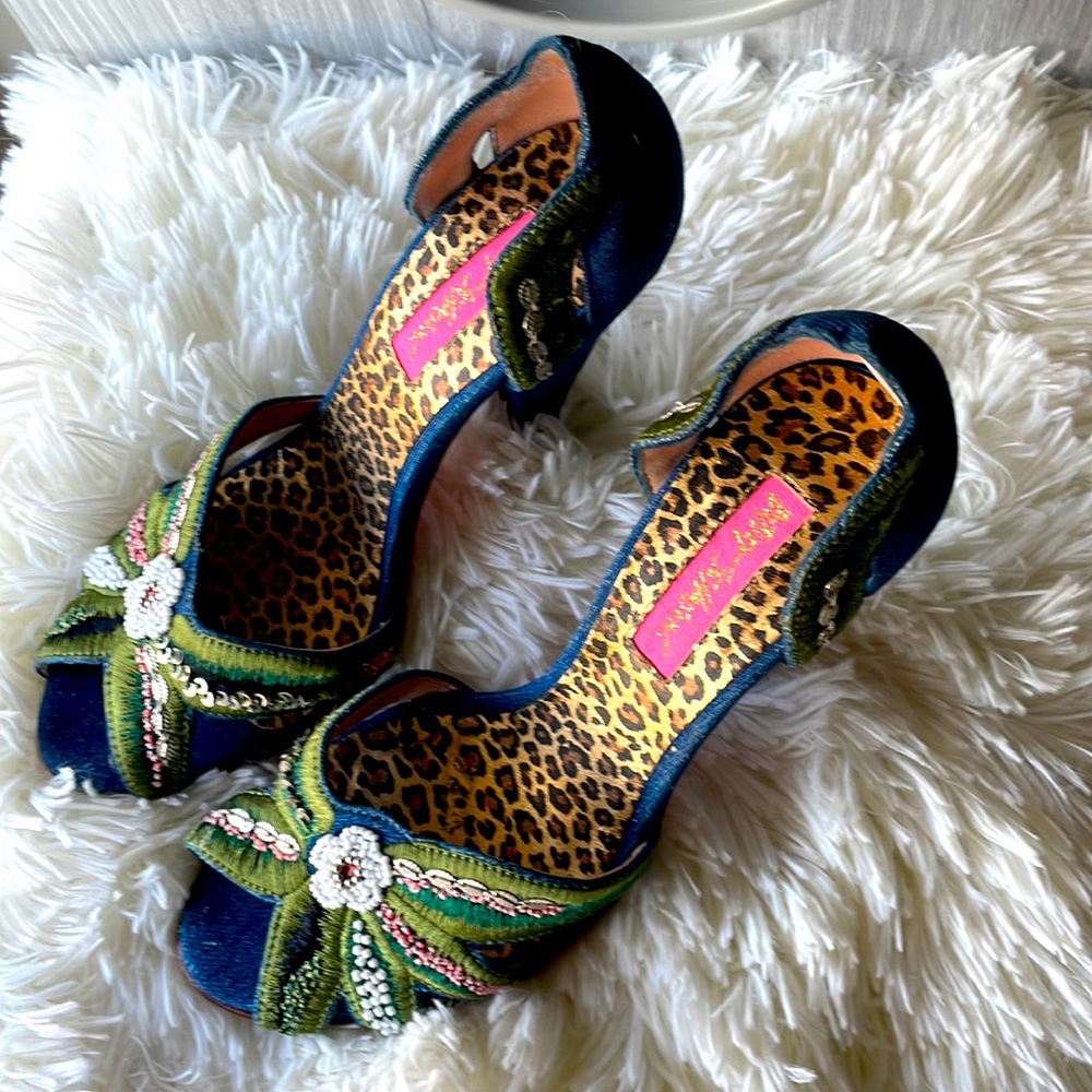 NWOT Betsey Johnson open toe embellished pumps